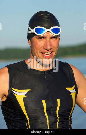 Ein männlicher Athlet Training für einen Triathlon. Stockfoto