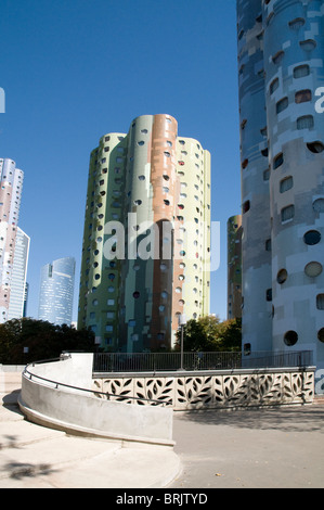 Aillaud des Towers in Nanterre - La Défense, in der Nähe von Paris: 70er Jahre (70) organische Architektur von Emile Aillaud (1977) Stockfoto