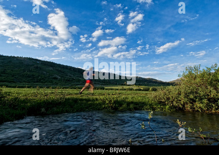 Eine junge Frau genießt den Abend leicht und leere Spur während ein Abend-Trail laufen in Lake Tahoe, Nevada. Stockfoto