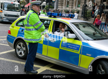 Metropolitan Polizisten im Dienst im Zentrum von London Stockfoto