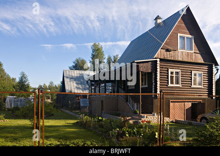 Neues russisches Dorfhaus in einem Dorf außerhalb von St.Petersburg Russland Stockfoto