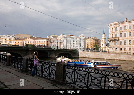 Ausflugsschiff an der Fontanka mit St. Simeon und St. Anna Kirche im Hintergrund St.Petersburg Russland Stockfoto