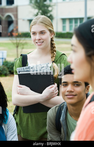 High-School-Schüler mit Freunden chatten Stockfoto