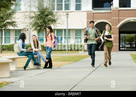 High-School-Freunde hängen zusammen auf Schulgelände Stockfoto