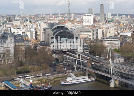 Vogelperspektive des Bahnhof Charing Cross, Hungerford Bridge und Golden Jubilee Bridges vom London Eye in London, England. Stockfoto