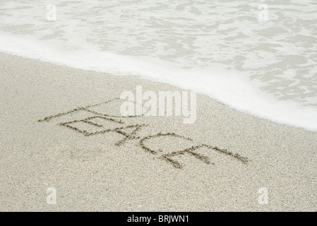 Das Wort "Frieden" in den Sand am Strand geschrieben Stockfoto