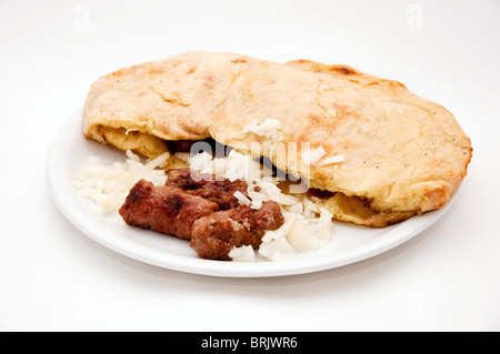 Köstliche Spezialität vom Grill aus kleine Knödel von Hackfleisch / Faschiertem mit Zwiebel Stockfoto