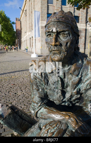 Statue von John Cabot seitlich Quay in Bristol dockt an schwimmenden Hafen vor der Arnolfini Kunstgalerie. England, UK. Stockfoto