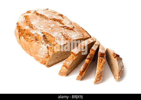 Laib Bauernbrot und Scheiben auf weißem Hintergrund Stockfoto