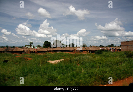 Intern Vertriebene Menschen Camp im Norden Ugandas auf Kampala - Gulu Autobahn. Stockfoto