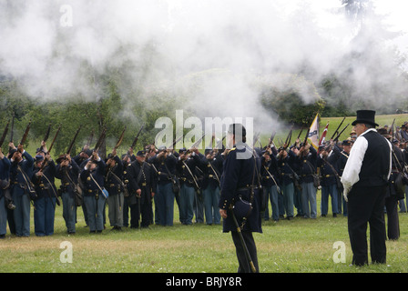 PORT GAMBLE, WA - 20 JUN: Bürgerkrieg Reenactors beteiligen ein Scheingefecht. Union Infanterie Linie feuern eine Salve. Stockfoto