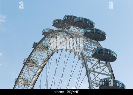 Das London Eye vor blauem Himmel in London, England Stockfoto