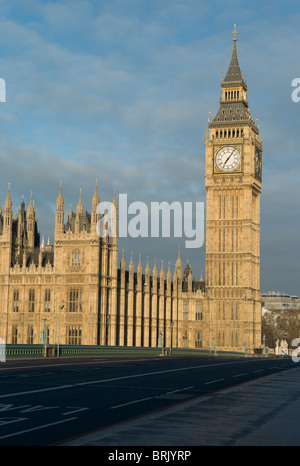 Palast von Westminster (Parlament) und Big Ben Clock Tower (Elizabeth Tower) hinter einem leeren Westminster Bridge in London, England, UK. Stockfoto