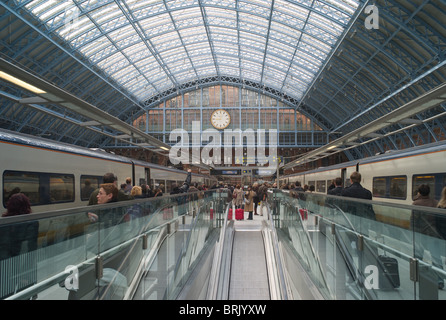 Ankunft und Boarding high-speed Eurostar Züge im Bahnhof St. Pancras, London, England, UK. Stockfoto