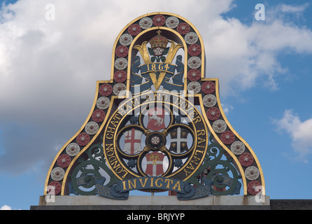 Abzeichen auf der ursprünglichen Blackfriars Railway Bridge in London, England, UK. Stockfoto