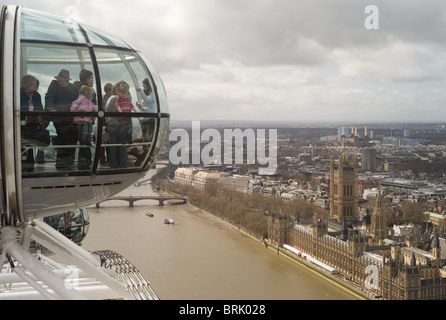 Vögel Auge Ansicht über die Themse der Palast von Westminster (Parlament) und vom London Eye Westminster in London, England, UK. Stockfoto