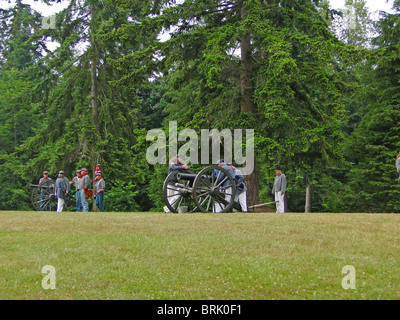 PORT GAMBLE, WA - 20 JUN: Bürgerkrieg Reenactors beteiligen ein Scheingefecht. Konföderierte Artillerie bereitet ihre Waffen. Stockfoto