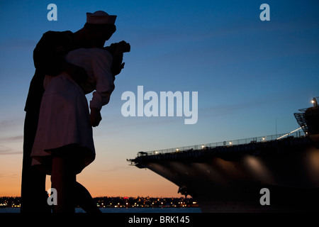 Heimkehr Statue U.S. Navy Memorial und Museumsschiff USS Midway, Harbor Drive, San Diego, Kalifornien, USA Stockfoto