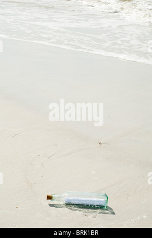 Eine Flaschenpost an Strand gespült Stockfoto