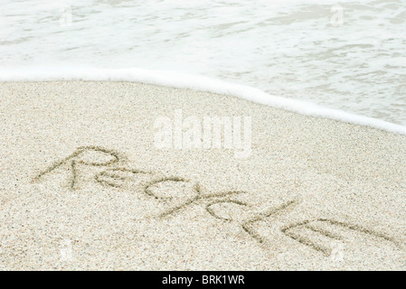 Das Wort "Recycling" in den Sand am Strand geschrieben Stockfoto