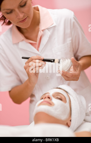Frau im Luxus Spa immer Gesichtsmaske Stockfoto