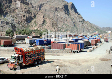 Blick auf Afghanistan-gebundenen NATO LKW geparkt in Torkham auf Freitag, 1. Oktober 2010. Die Festland-Route für die NATO Stockfoto