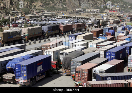 Blick auf Afghanistan-gebundenen NATO LKW geparkt in Torkham auf Freitag, 1. Oktober 2010. Die Festland-Route für die NATO Stockfoto