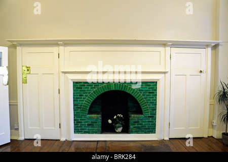 Grün gekachelt, William Lethaby Fireplace, Mary Ward House, Bloomsbury, London England UK Stockfoto