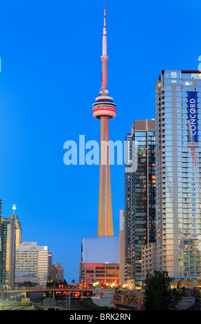 Die Innenstadt von Toronto Skyline, einschließlich der CN Tower und Rogers Center, wie in den frühen Abendstunden zu sehen Stockfoto