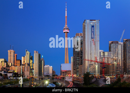 Die Innenstadt von Toronto Skyline, einschließlich der CN Tower und Rogers Center, wie in den frühen Abendstunden zu sehen Stockfoto