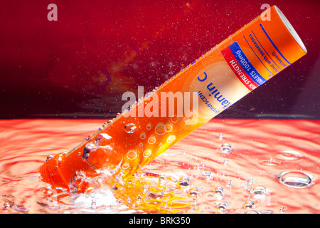 Eine Tube Brausetabletten Vitamin C Tabletten unter Wasser und die Schaffung von Fizz und Bläschen Stockfoto