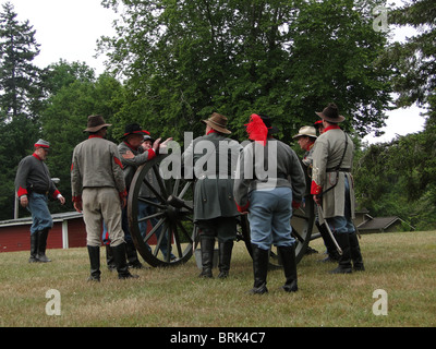 PORT GAMBLE, WA - 20 JUN: Bürgerkrieg Reenactors beteiligen ein Scheingefecht. Konföderierte Artillerie bereitet ihre Waffen. Stockfoto