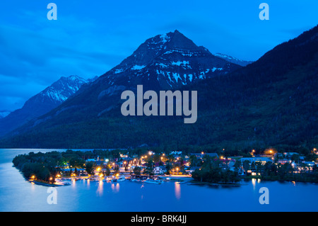 Waterton Park vom Prince Of Wales Hotel an der Dämmerung, Alberta, Kanada. Stockfoto