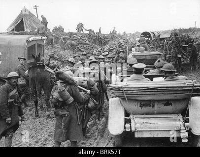 ERSTE Weltkrieg britische Truppen bewegen sich in Richtung der Startlinie für eine Offensive an der Somme 1916. Stockfoto