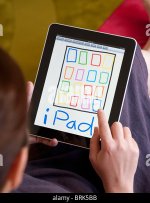 Frau skizzieren verspielt iPad Zeichnung mit Anwendung auf ein iPad Tablet-computer Stockfoto