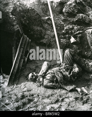 ERSTE Weltkrieg deutsche Leiche mit der Piroge bei Beaumont-Hamel, Flandern, Belgien, November 1916 Stockfoto