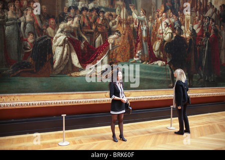 Japanischer Tourist vor Gemälde von Jacques-Louis David im Louvre in Paris Stockfoto