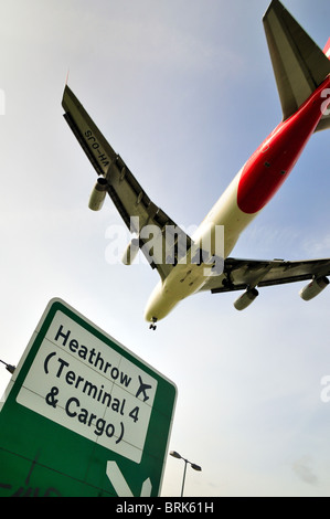 Niedrig fliegende Flugzeuge Flugzeug landet auf dem Flughafen Heathrow, London Stockfoto