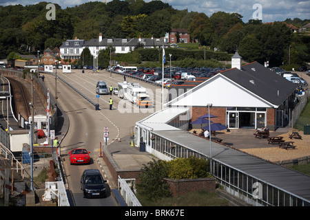 Lymington Harbor Fährterminal mit Autos, die sich der Wightlink Fähre nähern, die im September nach Yarmouth, Isle of Wight, Hampshire UK fährt Stockfoto