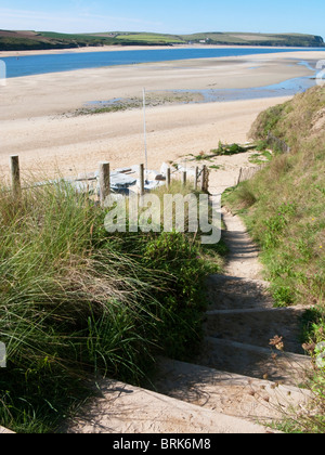 Schritte durch die Dünen an den Strand beim Rock, Cornwall, England Stockfoto