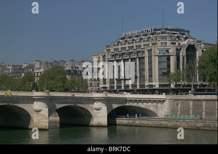 Pont Neuf (neue Brücke) Überbrückung Seineufer und das Kaufhaus Samaritaine, Paris Frankreich Stockfoto