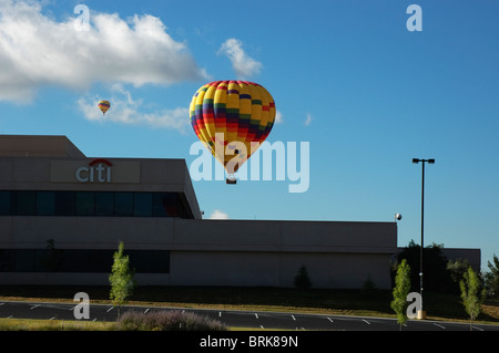 Heißluftballons zur Landung herein. Albuquerque, NM. Stockfoto