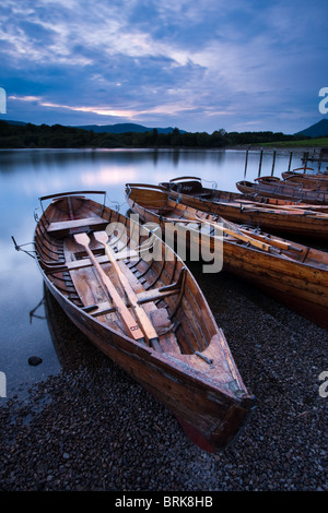 Ankern Boote am Rande des Derwent Water in Keswick bei Dämmerung, Cumbria, England Stockfoto