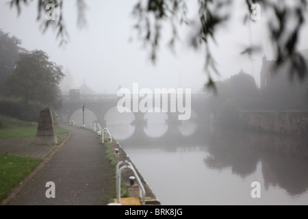 Newark Burg Brücke Nebel Nebel Stockfoto