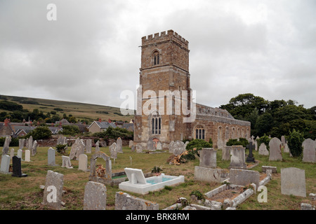 St. Nikolaus-Kirche und Friedhof an einem bewölkten Tag. Abbotsbury Dorset, England, Vereinigtes Königreich Stockfoto