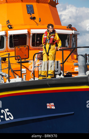 RNLI-Crew kehrt nach einer Rettung in Yarmouth, Isle of Wight, Hampshire UK im September auf dem RNLI Yarmouth Rettungsboot zurück Stockfoto