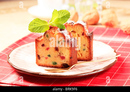 Scheiben von Obstkuchen auf einem rosa Porzellanteller Stockfoto