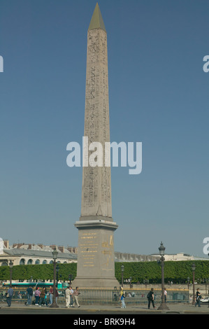 Obelisk von Luxor und Touristen in die Place De La Concorde, Paris, Frankreich Stockfoto