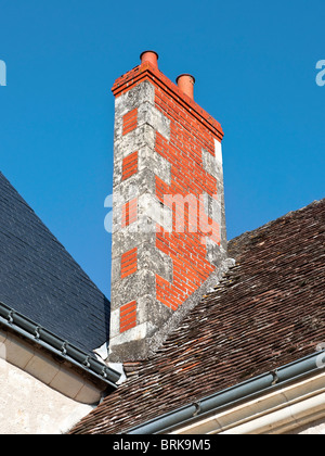 Alte Ziegel und Stein Schornstein und Ziegeldächer - Frankreich. Stockfoto