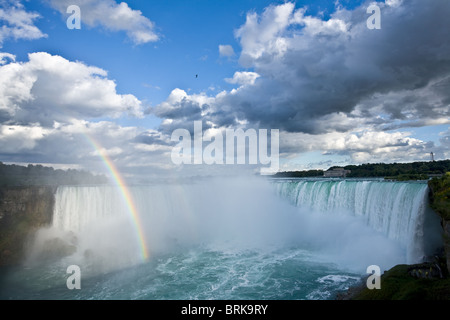 Rainbow und spektakulären Wolken über Horseshoe Falls, Niagara Falls, Ontario, Kanada Stockfoto